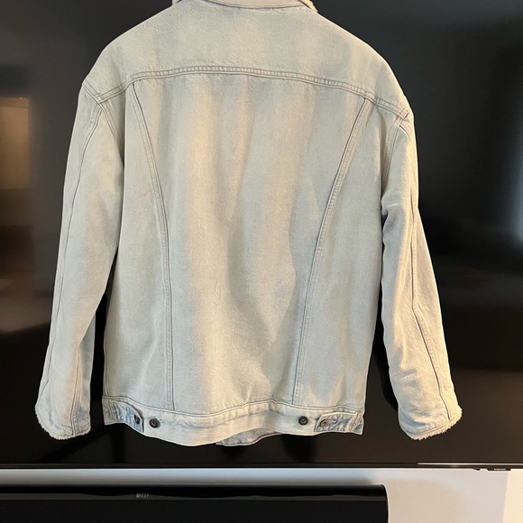 Levi’s Trucker Jacket for sale size small, barely worn. - Picture 2 of 2
